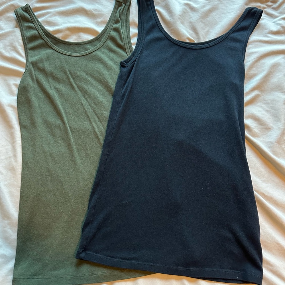 Set of Two Tank Tops in Green and Black